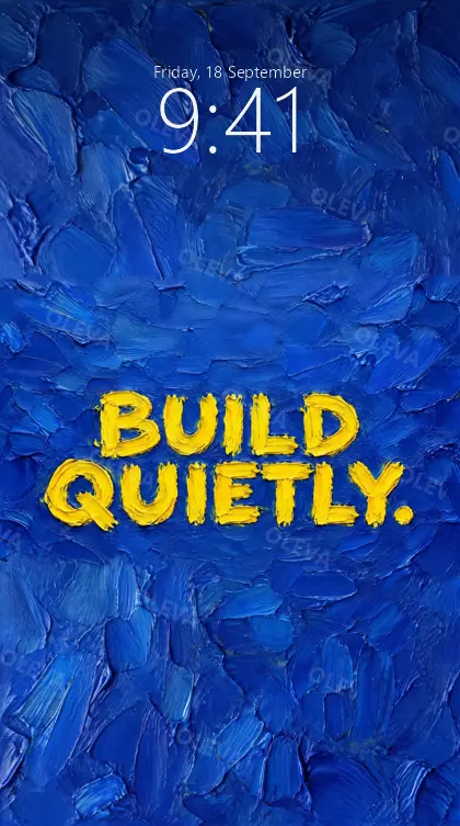 Versión de móvil: Frase «Build quietly.» en letras amarillas gruesas sobre fondo azul cobalto, pintura al óleo de espátula