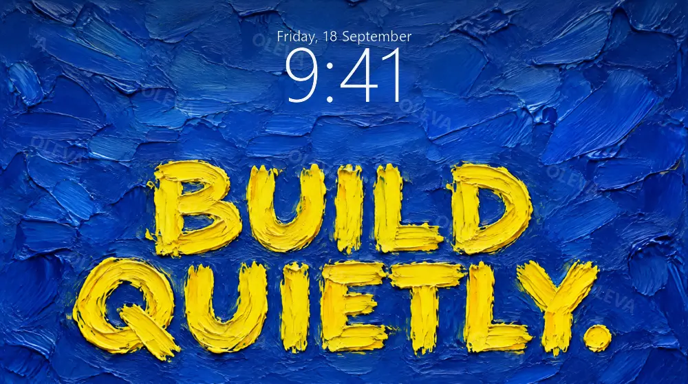 Frase «Build quietly.» en letras amarillas gruesas sobre fondo azul cobalto, pintura al óleo de espátula